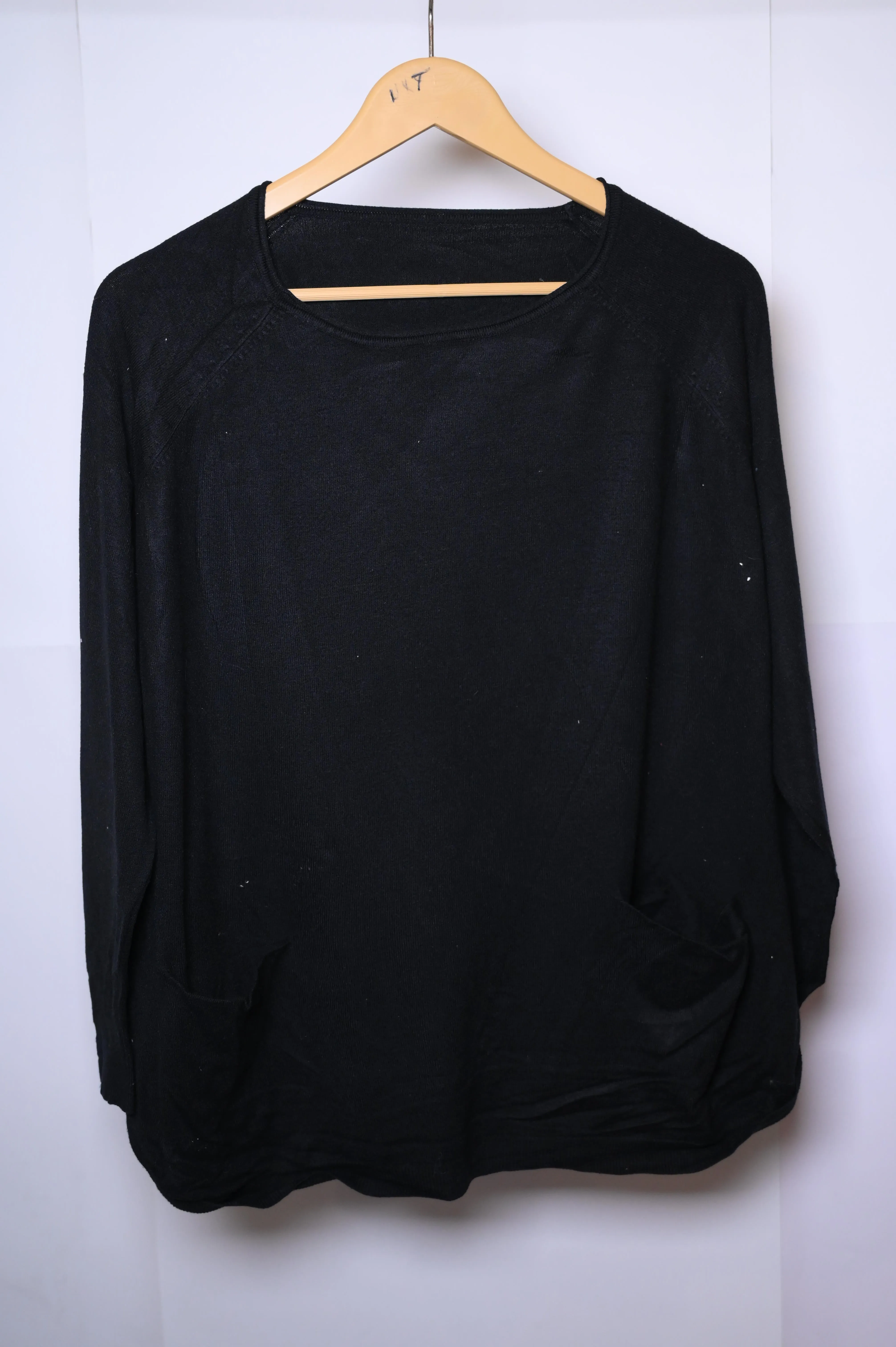 Thriftyfy Black Sweatshirt with Pocket Design - Medium